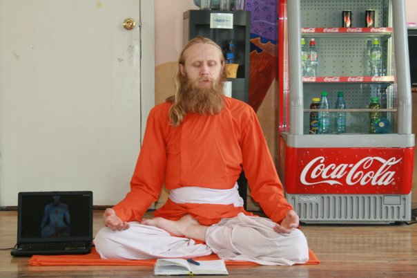 Этот человек, называющий себя Acarya Садананда Авадхута Brahmacarii является лидером секты Ананда Марга в Сибири (живет в Барнауле) https://vk.com/dadasadananda (современные фото взяты с его страницы). В Томске адепты секты действуют под видом семинаров по Раджадхираджа-йога