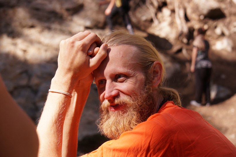 Этот человек, называющий себя Acarya Садананда Авадхута Brahmacarii является лидером секты Ананда Марга в Сибири (живет в Барнауле) https://vk.com/dadasadananda (современные фото взяты с его страницы). В Томске адепты секты действуют под видом семинаров по Раджадхираджа-йога