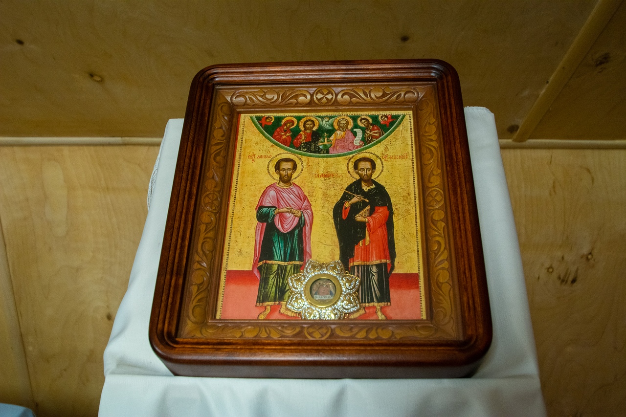 В храме хранится святыня – икона с частицей мощей святых бессребреников чудотворцев Косьмы и Дамиана