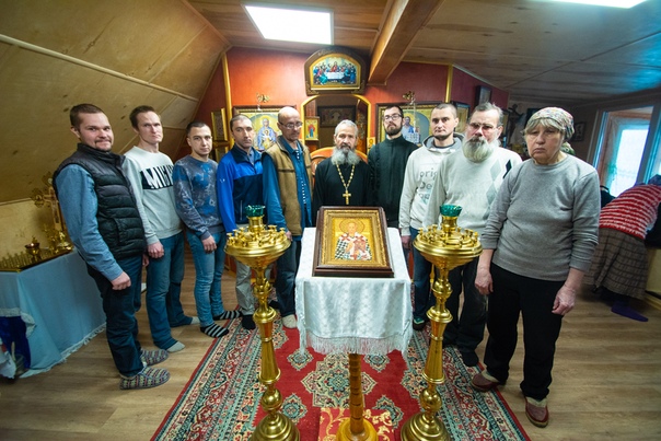 Настоятель храма Архистратига Божия Михаила с. Турунтаево иерей Михаил Назаров с воспитанниками центра