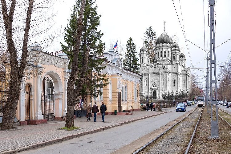 Вид на собор с улицы Советской