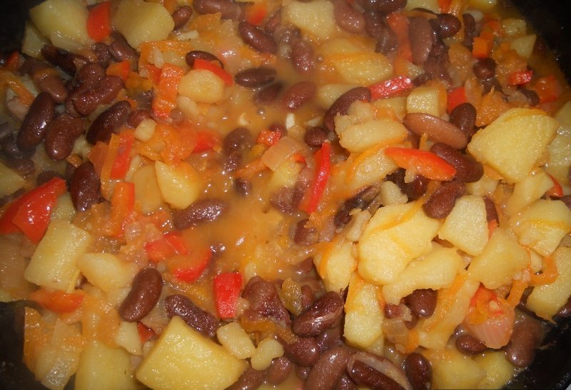 Картофель, тушенный с фасолью