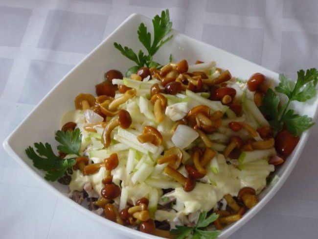 Салат из маринованных грибов