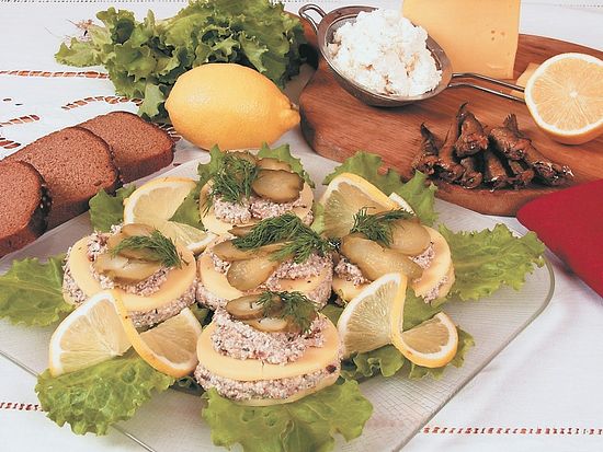 Розетки из сыра со шпротной массой