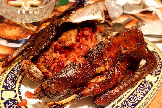 Гусь, запеченный с яблоками и картофелем