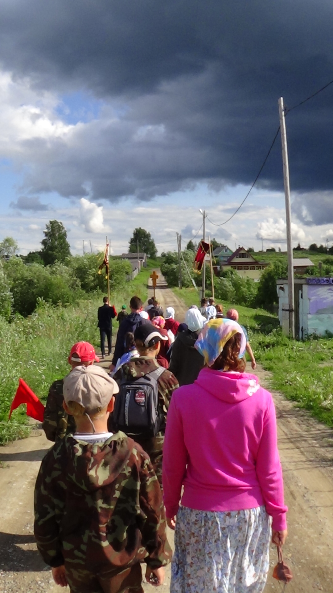 По деревне Малая Михайловка (Второй день крестного хода). Фото - Максим Степаненко