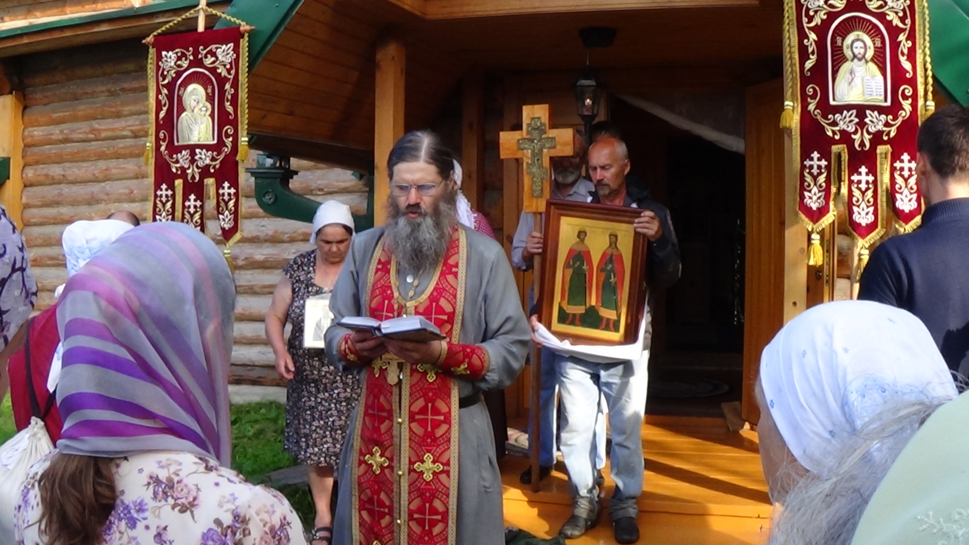 Завершающий молебен у храма в честь святых страстотерпцев князей Бориса и Глеба села Корнилово (Второй день крестного хода). Фото - Максим Степаненко