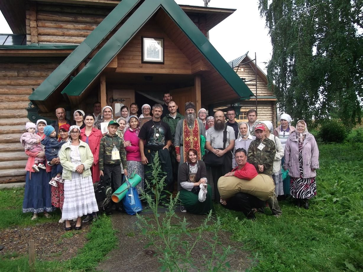 Крестный ход окончен. Участники у храма в честь святых страстотерпцев князей Бориса и Глеба села Корнилово (Второй день крестного хода)