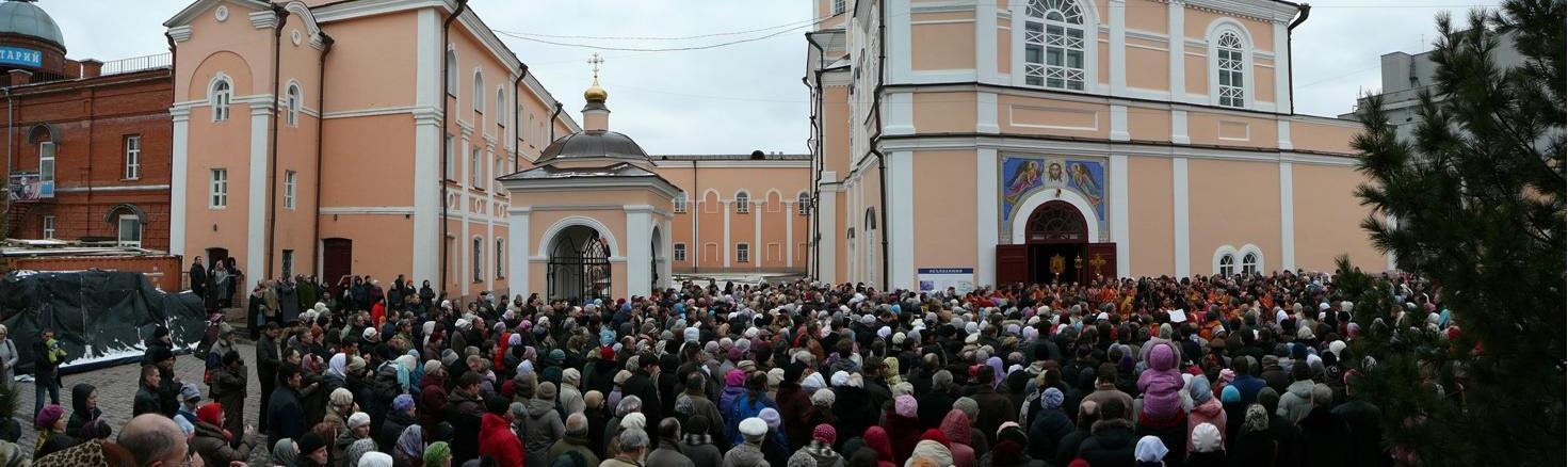 Общая панорама двора Богоявленского собора по время молебна в защиту Церкви и православной веры. Фото - Максим Степаненко