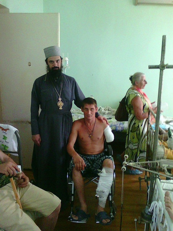 Православный священник в госпитале с среди раненых (Донбасс, 2014)