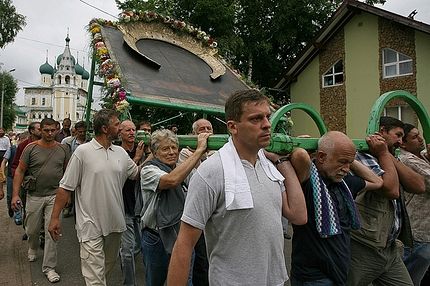 Наша религия мужская. Она смелая и умная, а не тепленькая и сентиментальненькая. Отсутствие мужика в наших храмах означает отсутствие богословия, поскольку понять христианство и объяснить его может, за редкими исключениями, только мужеский ум. Храмы должны быть полны мужчин. Молитва вообще есть мужское дело, поскольку требует не столько переживаний, сколько стойкости и внимательности