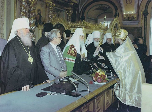 Во время Поместного собора РПЦ 1988 года. Слева направо: митрополит Алексий (Ридигер), Константин Харчев, патриарх Пимен, митрополиты Филарет (Денисенко) и Владимир (Сабодан)
