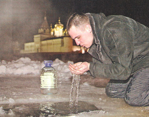 Пить пусть даже освященную воду из рек, и тем более озер. не нужно. Освящение воды не убивает патогенную микрофлору и яйца и личинки гельминтов. Случаи госпитализации не по уму "верующих" с жесточайшей кишечной инфекция описаны в новейшей истории России
