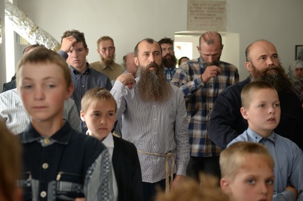 Примечание редакции. Я лично видел, как в общине братьев Лапкиных малые дети столбами без болтовни и шатания по храму стояли и Литургию и вечернее субботнее богослужение (а это 3 часа). Так что дело не в детях, а отсутствии должного их воспитания и внутренней дисциплины