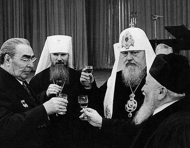 Леонид Брежнев в компании патриарха Пимена, будущего патриарха Алексия II и главного раввина Я. Фишмана на приеме в Кремле по поводу 60-й годовщины Великой Октябрьской Социалистической Революции. СССР, 1977 год