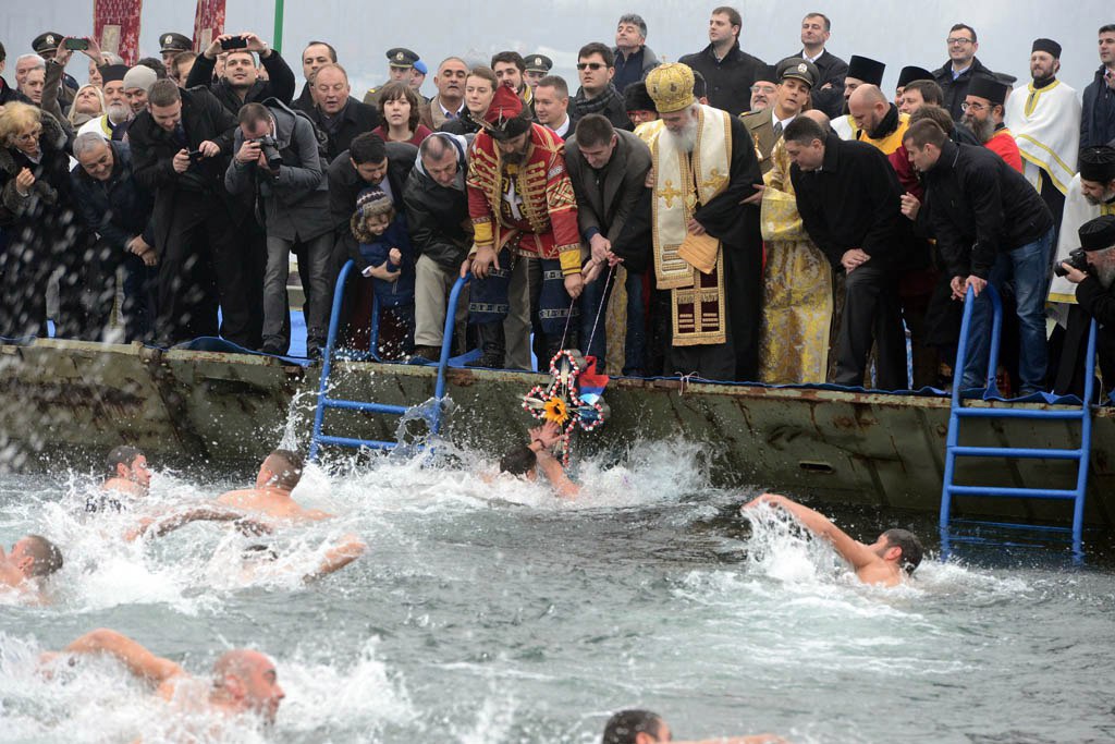 Современные примеры крещенский купаний у других православных народов (сербов, болгаров). Мы видим их массовость и удивительно огромное количество участвующих в них молодых мужчин