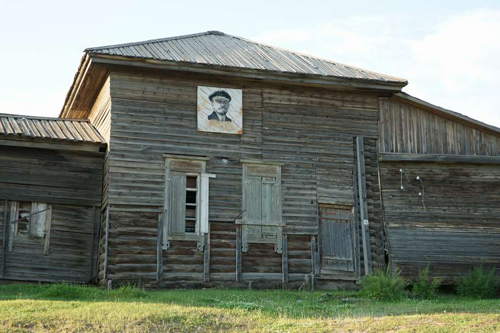Это здание до 30-х годов XX века было храмом Святого Иннокентия Иркутского. Потом церковь закрыли и учредили клуб. Сегодня это – пустой дом