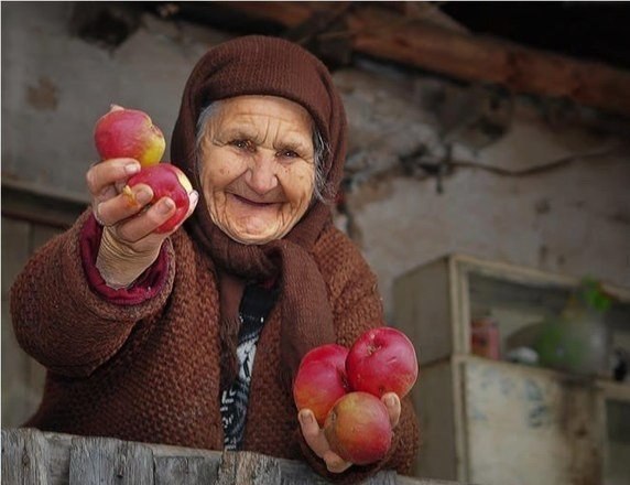 Те люди, которые нам оказывают милость - они и являются для нас ближними! Как видите, ближних, оказывается, не так много с нами. Впрочем, мы можем как самаряне сами увеличить круг ближних, оказывая милость различным людям.