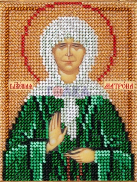 Среди вещей с православной символикой есть вышивки. Человек покупает набор, и может повесить у себя дома самодельный коврик или салфетку, например, с блаженной Матроной