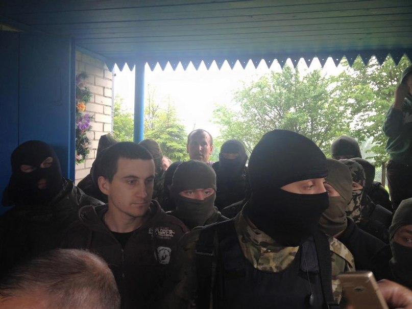 Бойцы "Правого сектора" во время захвата храма УПЦ в Колосовой 10 июня 2016 года