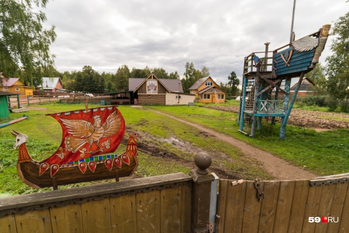 У входа в "Покровскую обитель" ладья с изображением птицы с человеческой головой