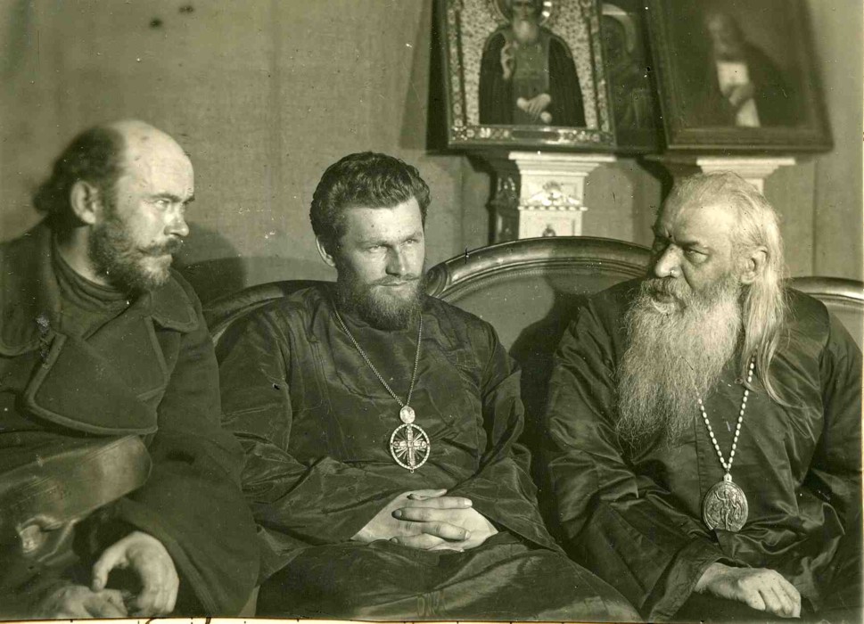 Слева направо: В.Д. Красницкий, Петр Блинов и епископ Антонин в кулуарах собора за беседой. РГАКФД. арх. № 3-4054
