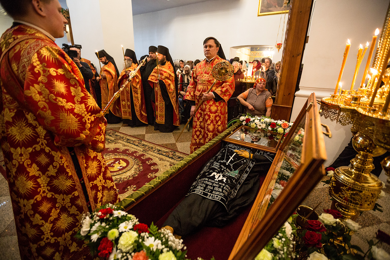 Рассуждения о подлинности мощей Александра Свирского. Есть все основания полагать, что мужчина, которому принадлежит тело, сейчас выдаваемое за мощи святого, был нашим современником, жил в достаточном комфорте, следил за своей внешностью, не носил бороды и усов; имел черты монголоидного типа, возможно, был обрезан; возможно, попал в тюрьму и умер в Областной больнице в возрасте 40-45 лет; после смерти тело было законсервировано раствором формалина, введенным через разрез в паху, некоторое время лежало вниз лицом; затем, возможно, использовалось для занятий анатомией в Академии.