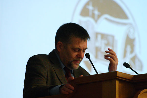 Иван Есаулов, доктор филологических наук, профессор, заведующий кафедрой теории и истории словесности Российского православного университета им. апостола Иоанна Богослова, директор Центра литературоведческих исследований.