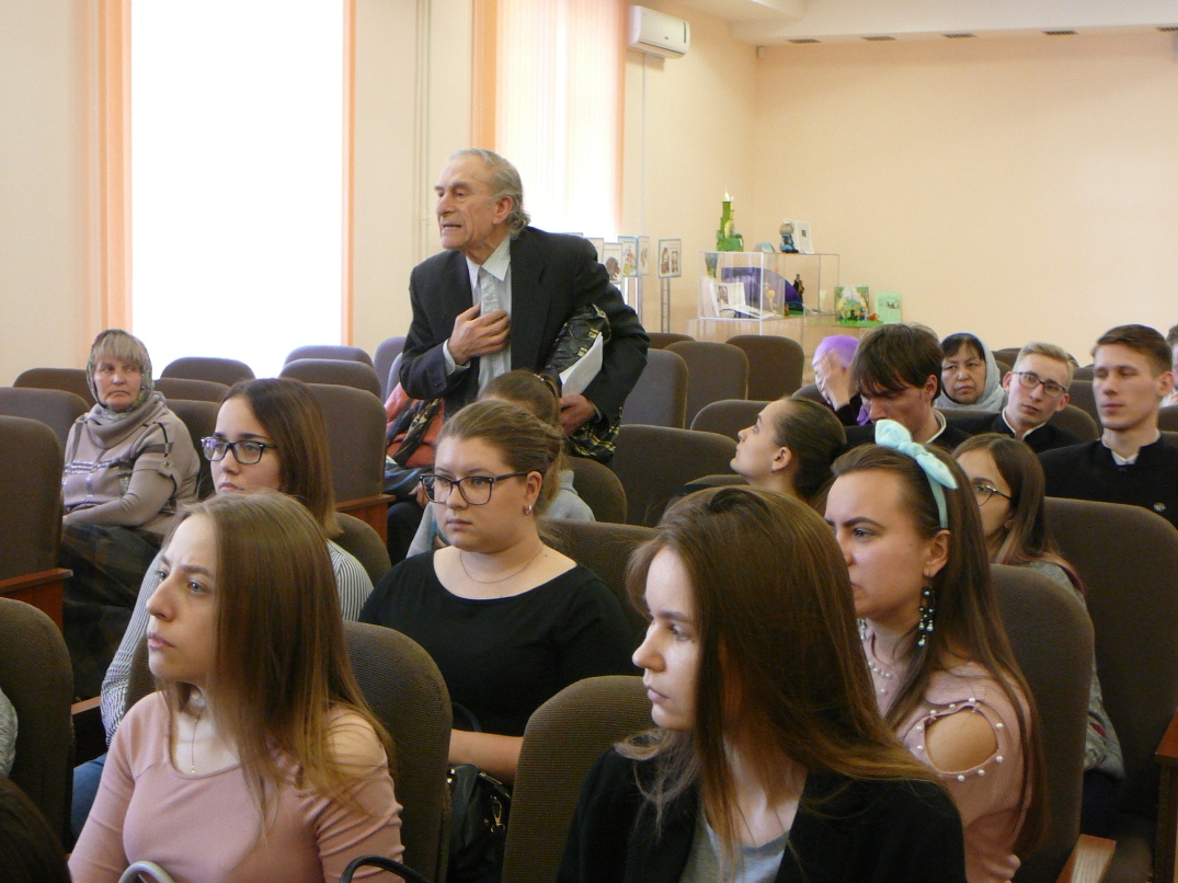 Дискуссия на секции "Духовная и нравственная основа семейно жизни" в рамках XXIX Дней славянской письменной и культуры 15 мая 2019 года. Руководители дискуссии - профессор ТГПУ Анастасия Кошечко и протоиерей Николай Абрамов.