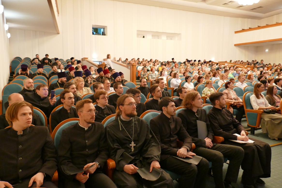 Участники пленарного заседания XXXII Дней славянской письменности и культуры памяти святых первоучителей Кирилла и Мефодия 17 мая 2022 года в Томске