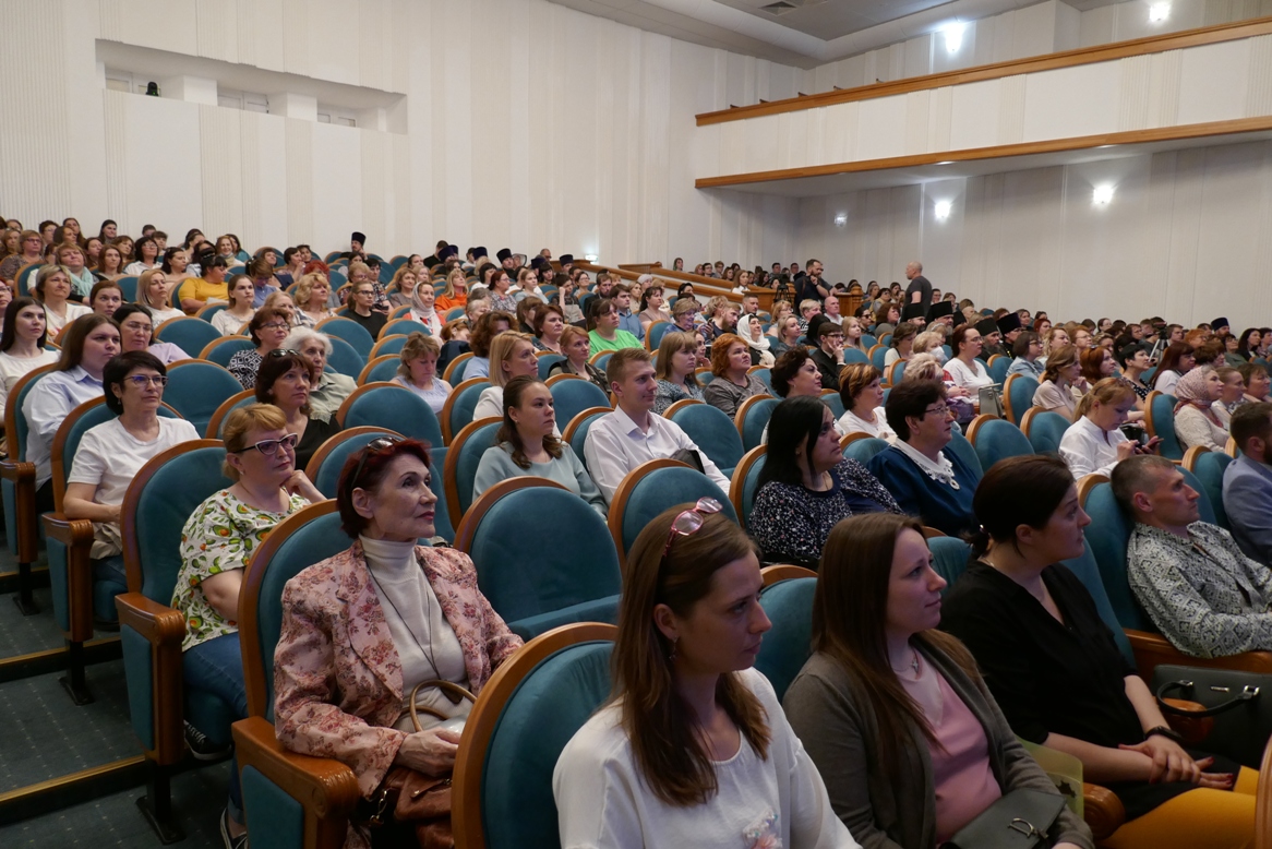Участники пленарного заседания XXXII Дней славянской письменности и культуры памяти святых первоучителей Кирилла и Мефодия 17 мая 2022 года в Томске