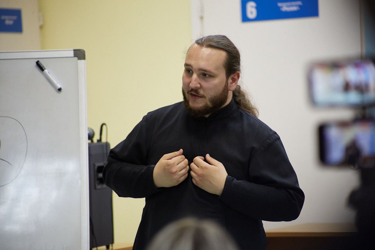 В рамках XXXIII Дней славянской письменности и культуры в Томске вытупил клирик Никольского храма г. Солнечногорска Сергиево-Посадской епархии, психолог, катехизатор, эксперт передач радио "Вера" диакон Иоанн Мыздриков.