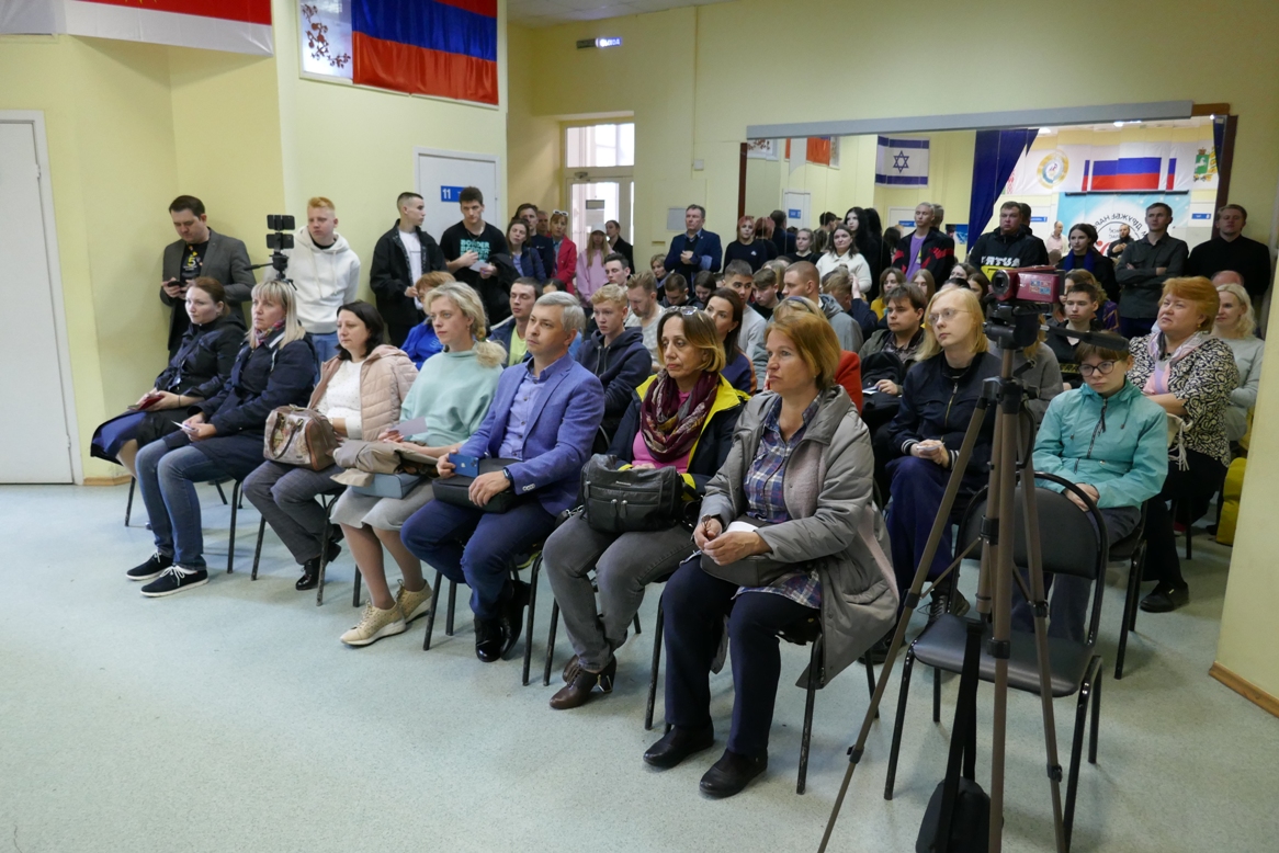 18 мая в "Доме дружбы" диакон Иоанн Мыздриков вместе с томским практикующим психологом Сергеем Кустовым поговорил с томичами на тему: "Как справиться с тревожностью и эмоциональным истощением в трудное время?".
