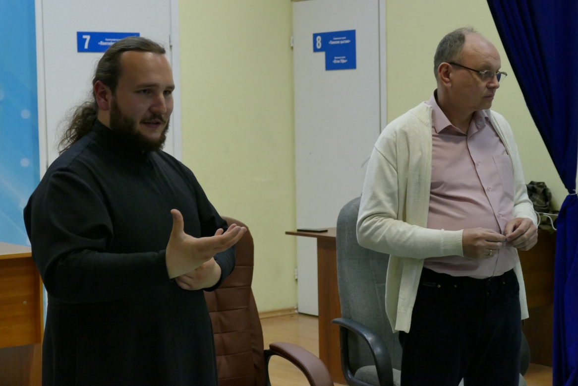 18 мая в "Доме дружбы" диакон Иоанн Мыздриков вместе с томским практикующим психологом Сергеем Кустовым поговорил с томичами на тему: "Как справиться с тревожностью и эмоциональным истощением в трудное время?".