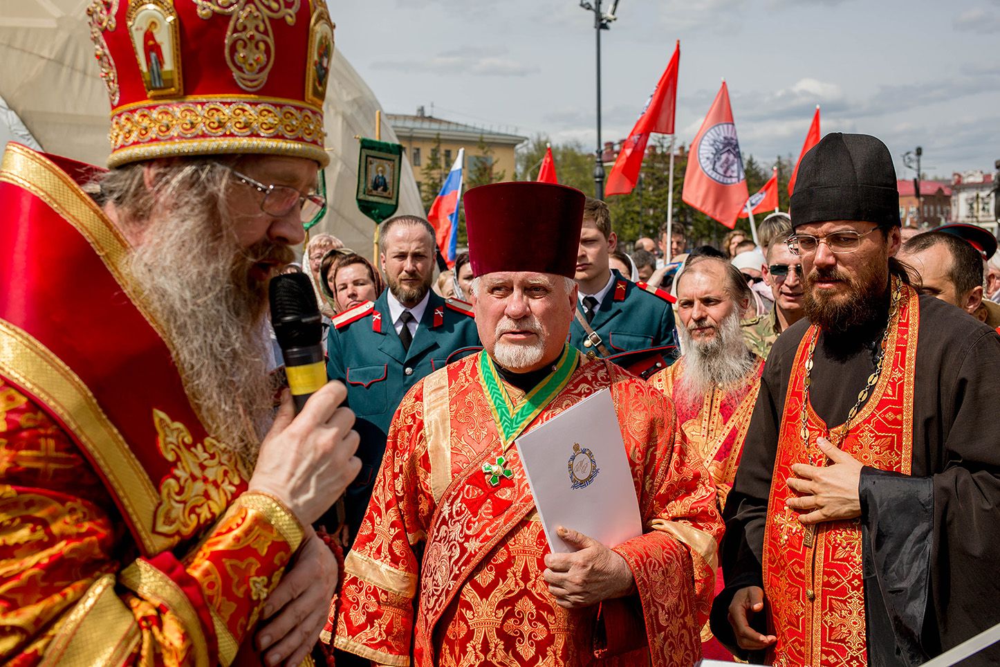 По окончании проповеди глава Томской митрополии поздравил одного из старейших клириков Томской епархии протодиакона Владимира Маркова с 45-летием служения в священном сане и вручил ему Патриаршую награду – орден преподобного Сергия Радонежского II степени.