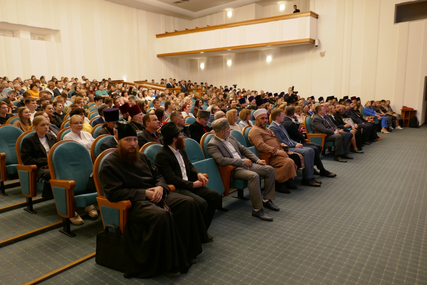 Участники пленарного заседания XXXIII Дней славянской письменности и культуры памяти святых первоучителей Кирилла и Мефодия 22 мая 2024 года в Томске