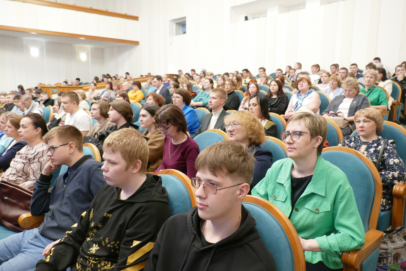 Участники пленарного заседания XXXIII Дней славянской письменности и культуры памяти святых первоучителей Кирилла и Мефодия 22 мая 2024 года в Томске