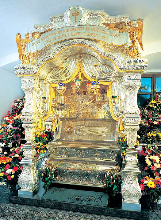Рака с мощами Матроны Московской находится в Москве, в Покровском женском ставропигиальном монастыре, в левом приделе Покровской церкви