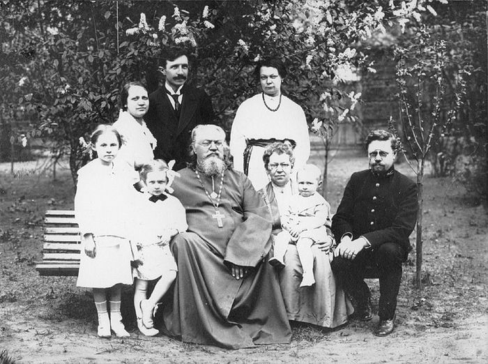 Мученик Николай Варжанский с супругой Зинаидой (стоят слева) и ее родными – священномучеником Неофитом Любимовым и его семьей