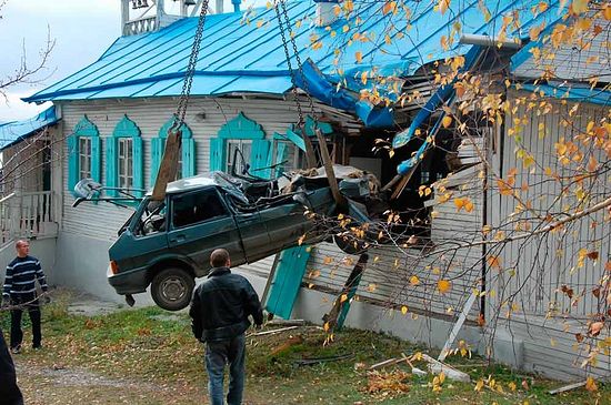 Врезавшийся в Благовещенский храм автомобиль. Миасс