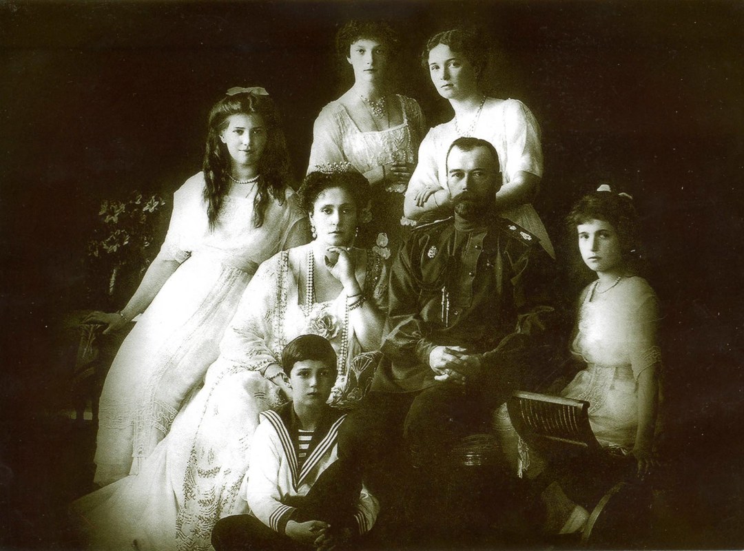 Царственные Страстотерпцы: император Николай, императрица Александра, царевны Мария, Ольга, Татьяна и Анастасия и царевич Алексей. Фотография