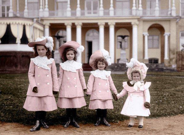 Ольга, Татьяна, Мария и Анастасия Романовы - последние принцессы России, 1902 год. Николай II принес в жертву "трем сиренам власти" и себя, и жену и четырех дочерей, и сына. Тогда власть сожрала в три раза больше жертв, чем у Вортигерна