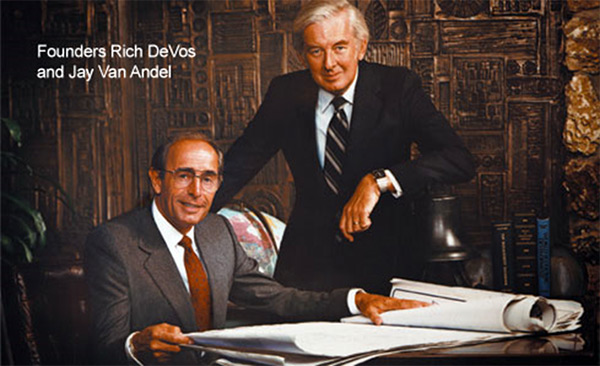 Корпорацию Амвей (Amway) основали в 1959 году друзья и партнеры по бизнесу: слева направо Рич ДеВос и Джей Ван Андел.