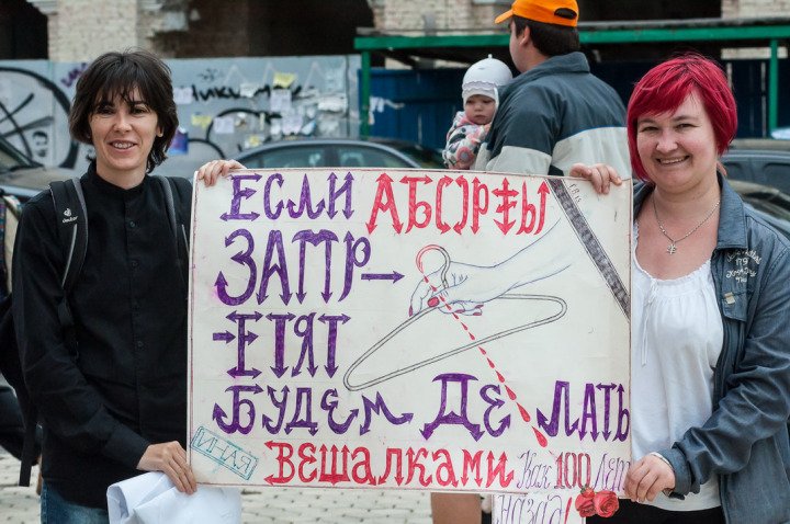 Вот современные кобылицы, будущие бабушки апокалипсических кобылиц... Хотя, нет, эти вешалками себя поистыкали... Это идейные "бабушки"