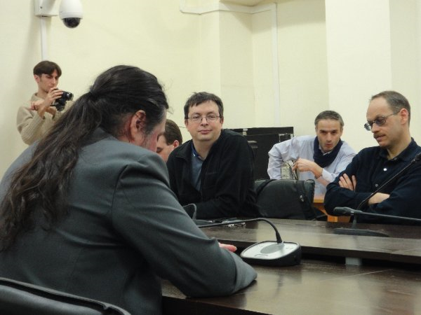 Николай Карпицкий (сидит спиной) на последнем заседании "Межрелигиозного диалога" в Томске 22 января 2014 года. Примечательно, что на нем собрались не только сектанты всех мастей, но представители оранжевой оппозиции