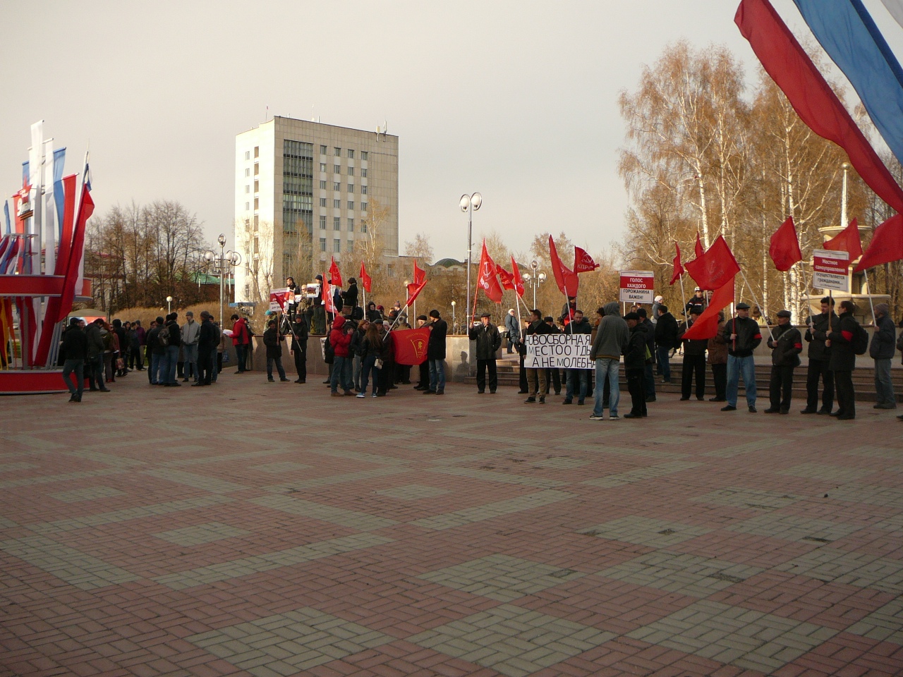 Общенародного протеста не получилось. Вы видите тут 200 человек? Я ходит рядом и даже в очках не увидел 200 человек..