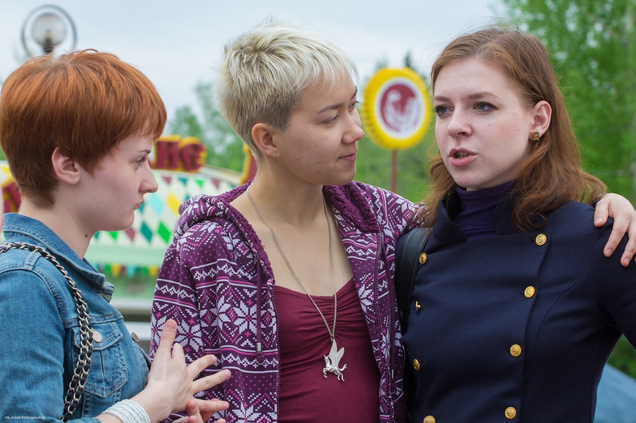 Нижнее фото: крайняя слева - Дарья Ревинская - https://vk.com/id44130828, Крайняя справа - Юлия Петухова (кстати, почитательница неоиндуистских сект) - https://vk.com/petukhova_ylia, о предпочтениях крашенной любительницы цирка с пегасом на шее нетрудно догадаться...