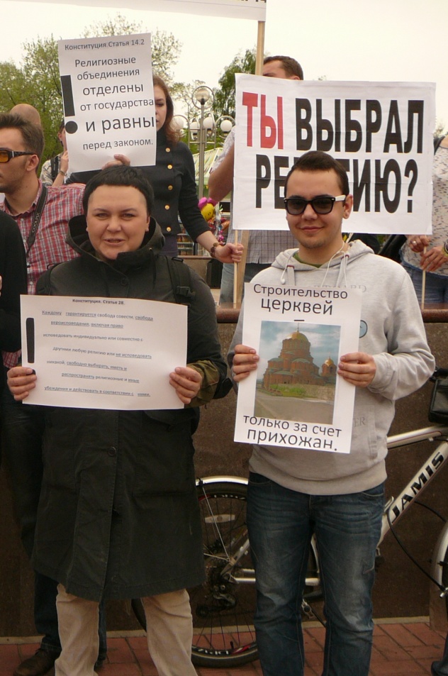Мерзавцев нужно знать в лицо: Илья Федоров (права) http://vk.com/the_real_fedorov стоит рядом с одной из активисток содомитского движения в Томске Натальей Мизиной