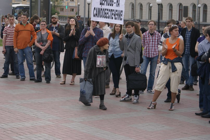 Виктор Вовченко (слева держит баннер и чемоданчик) - http://vk.com/kosmopolito - ну о-о-очень умный мальчик, большой друг Артемия Понятовского (см выше), любитель не только философии, но и TOP Male Models (См. "В Контакте")