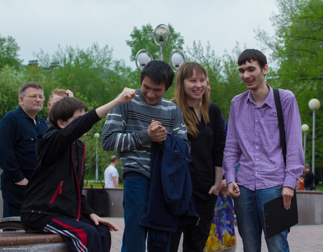 В центре Кристина Романова - https://vk.com/bloodydictator: атеистка, не скрывающая себя лесбиянка. Слева - вероятно Андрей Мухолзоев - https://vk.com/muholzoev воинствующий бурят-атеист и убежденный оппозиционер